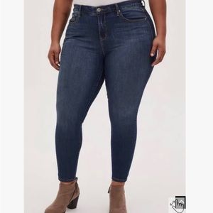 Torrid SKY HIGH SKINNY JEAN - PREMIUM STRETCH medium WASH. G13